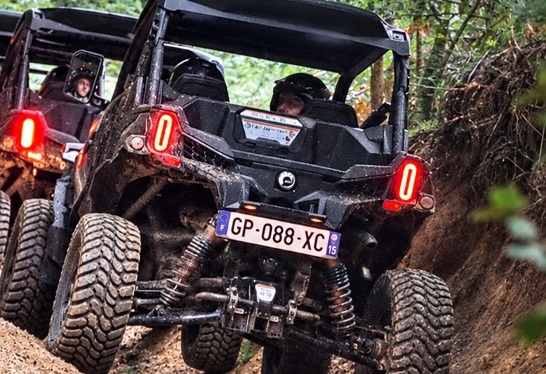 Buggy franchissant une ornière boueuse en forêt, Auvergne